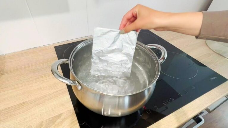 Dieser einfache Trick mit Alufolie verwandelt deine Besteckstücke schon nach wenigen