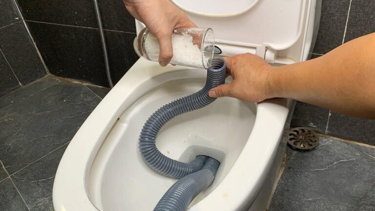 Diese einfache Technik beseitigt gefährliche Gerüche aus deinem WC sofort …