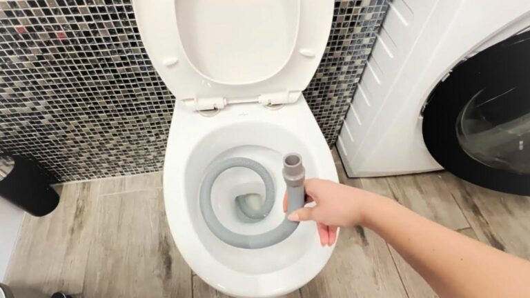 Dieser vergessene Trick hilft dir, deine Toiletten ganz einfach selbst zu entstopfen…