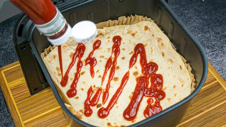Dieser einfache Trick verwandelt deine Tortilla in eine knusprige Pizza in Minuten…