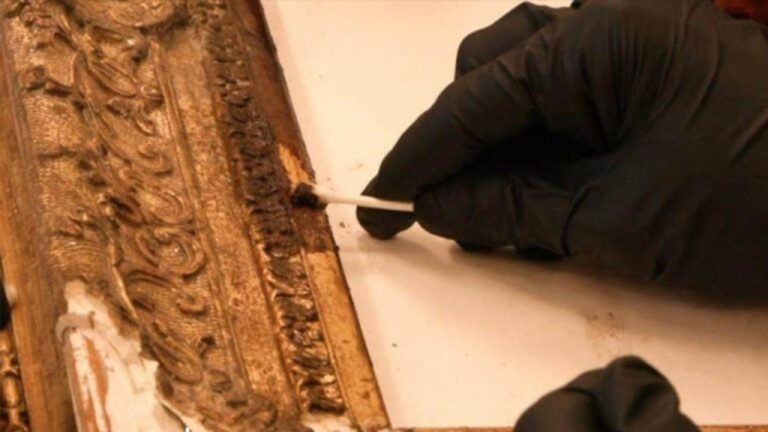 So reinigst du schwarze, goldene Bilderrahmen wie neu