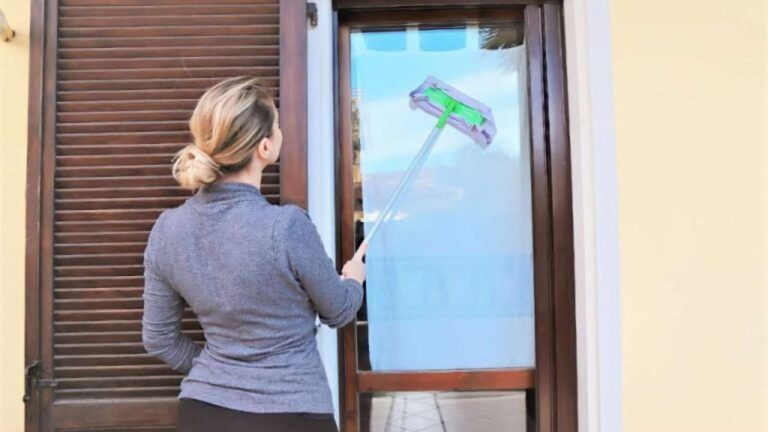 Schnell große Fenster reinigen: So verschwinden die Schlieren!