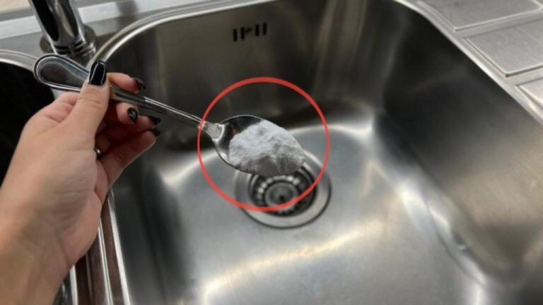 Wassertropfen auf der Spüle schnell und einfach entfernen